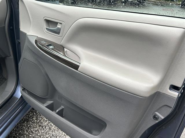 Used 2017 Toyota Sienna XLE image 23