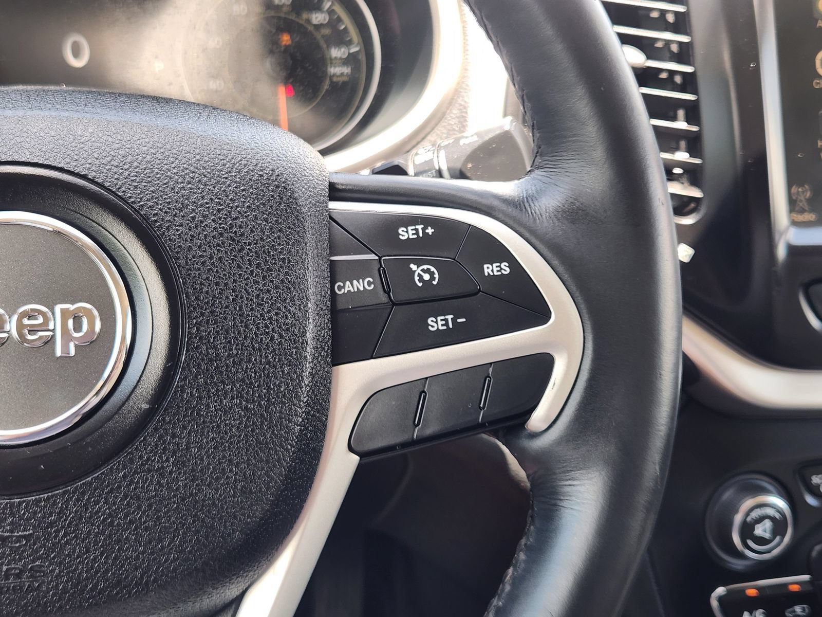 Used 2016 Jeep Cherokee Limited w/ Luxury Group FWD image 32