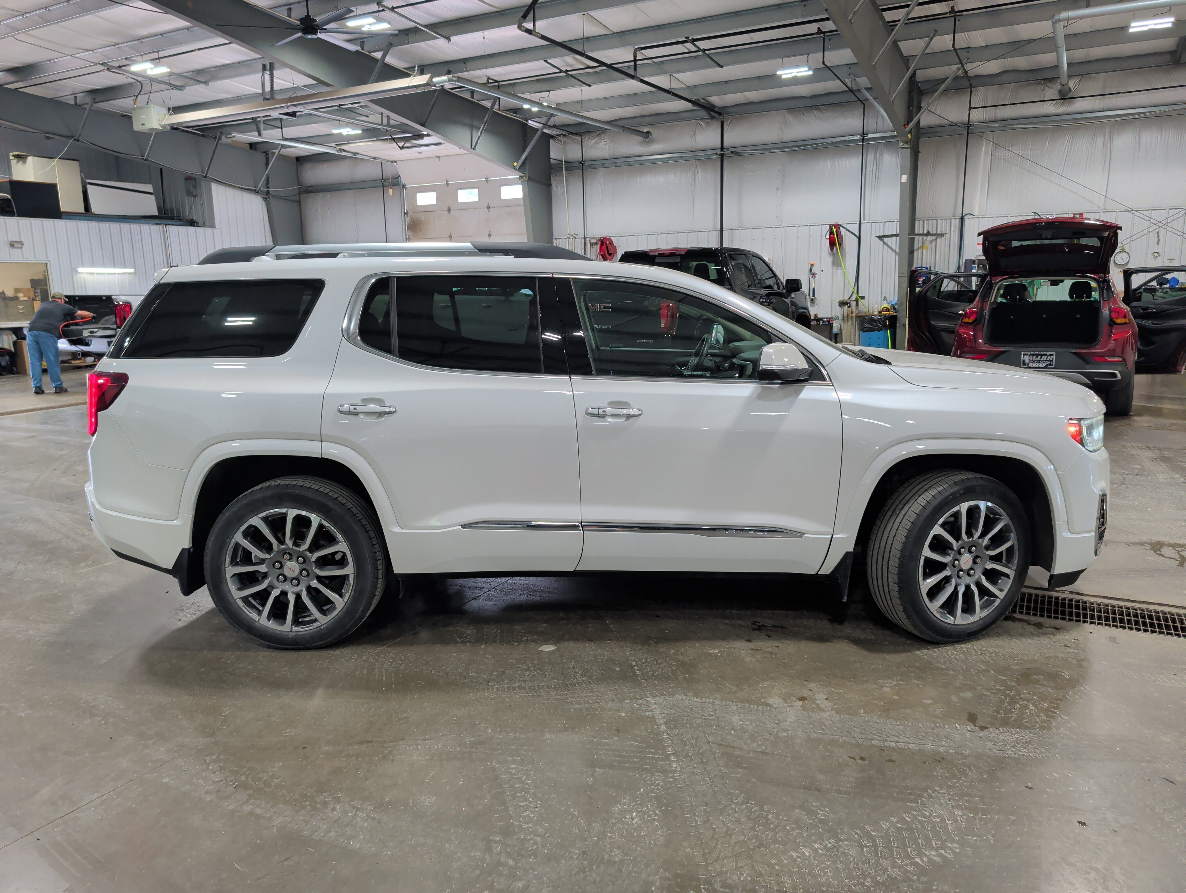 Used 2022 GMC Acadia Denali w/ GMC Pro Grade Package AWD/4WD image 2