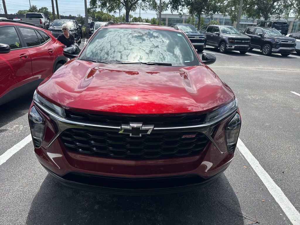 Used 2024 Chevrolet Trax RS FWD image 2
