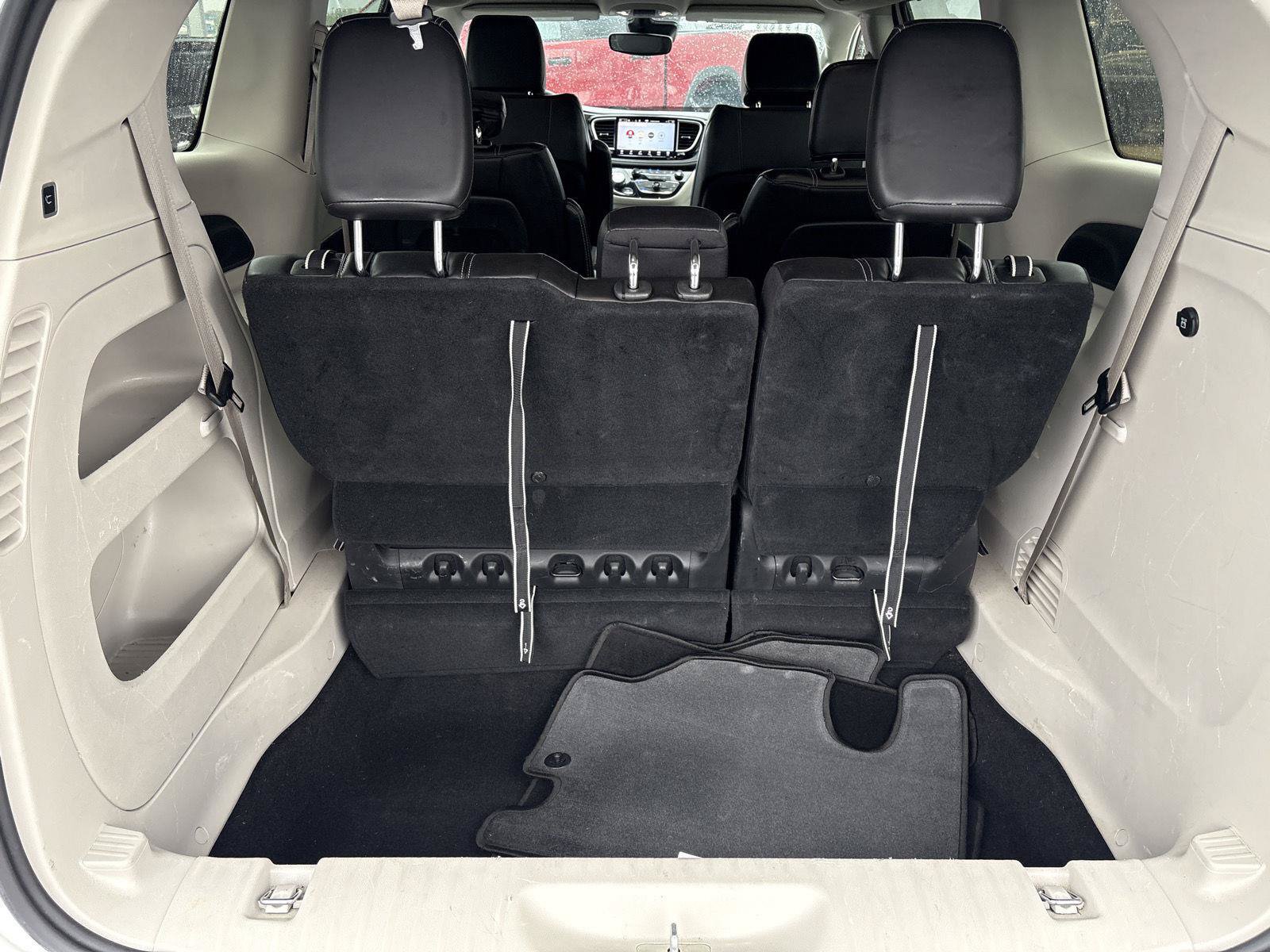 Used 2023 Chrysler Pacifica Touring-L FWD image 12