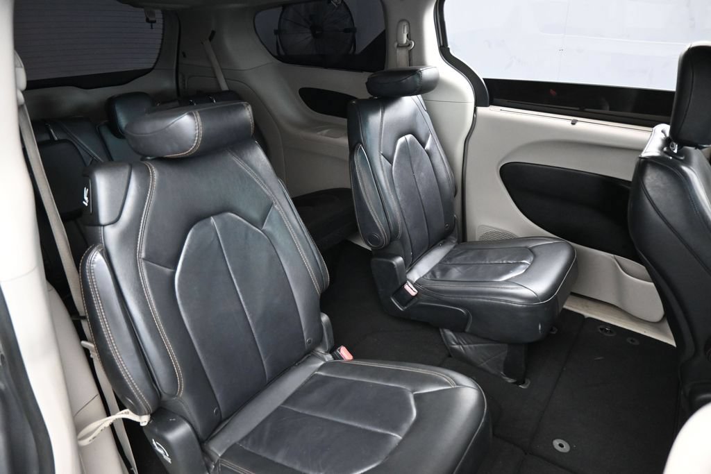 Used 2017 Chrysler Pacifica Touring-L FWD image 43