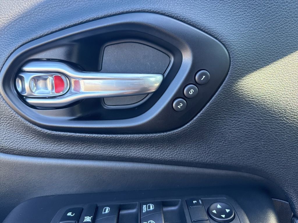 Used 2022 Jeep Cherokee Limited image 25