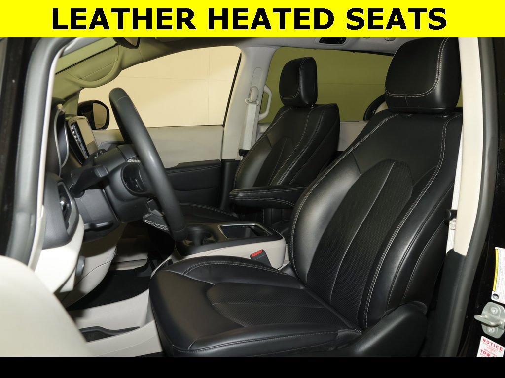 Used 2024 Chrysler Pacifica Touring-L image 3