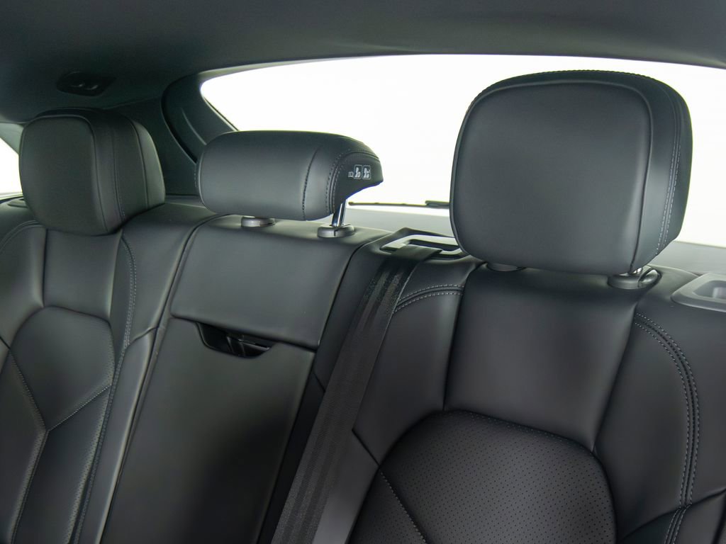 Certified 2025 Porsche Macan image 36