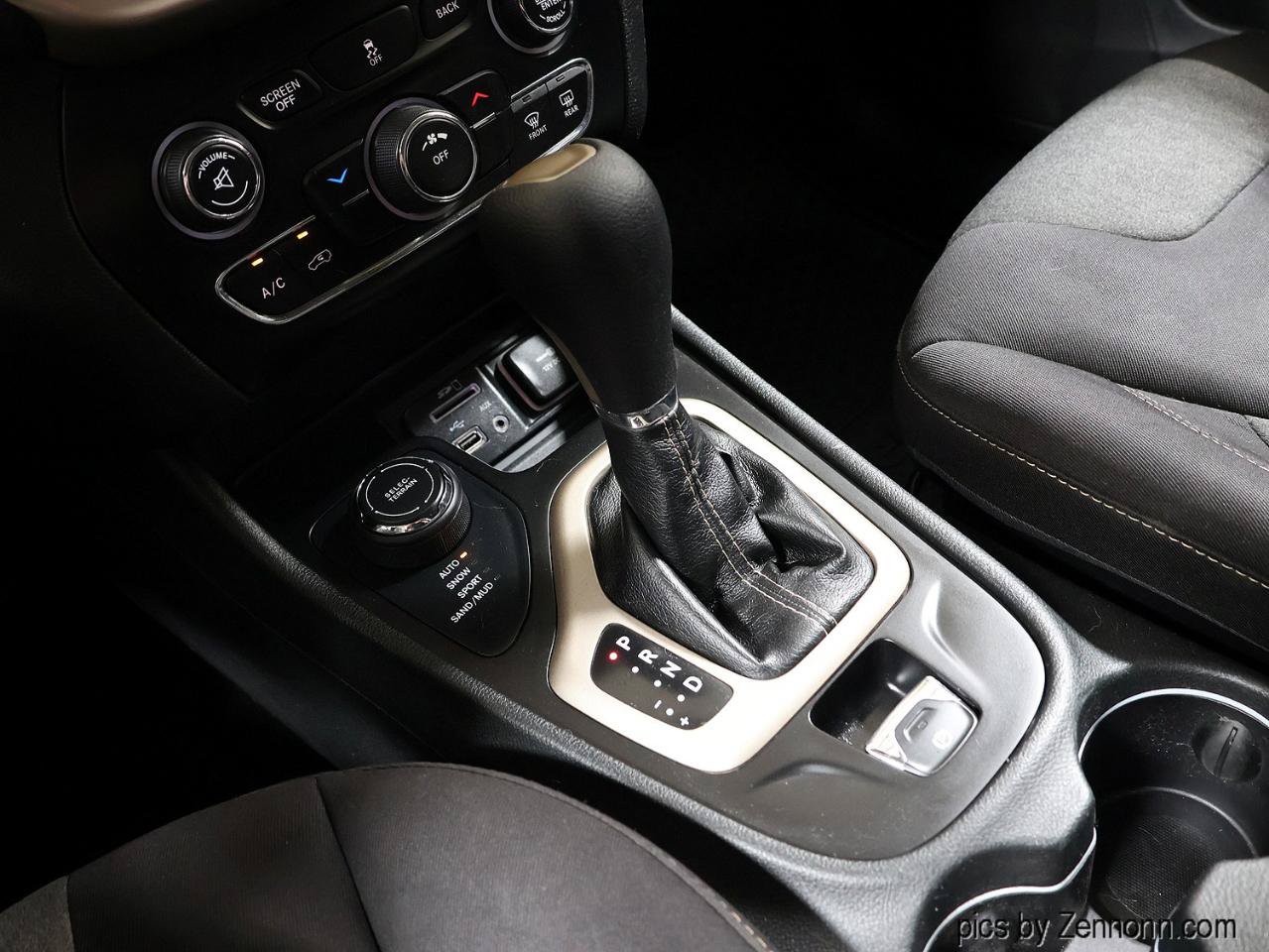 Used 2014 Jeep Cherokee Latitude AWD/4WD image 23