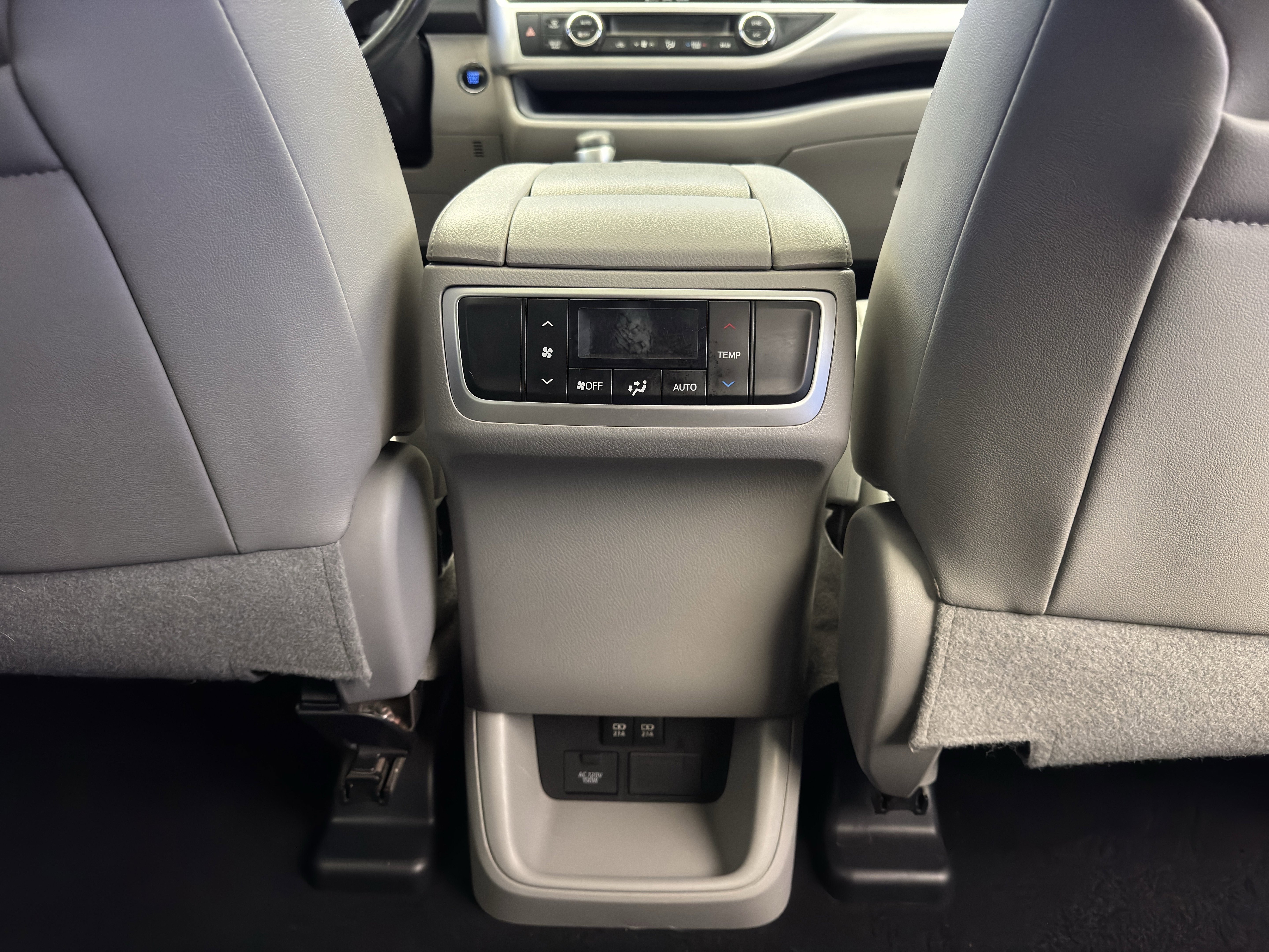 Used 2019 Toyota Highlander XLE image 28