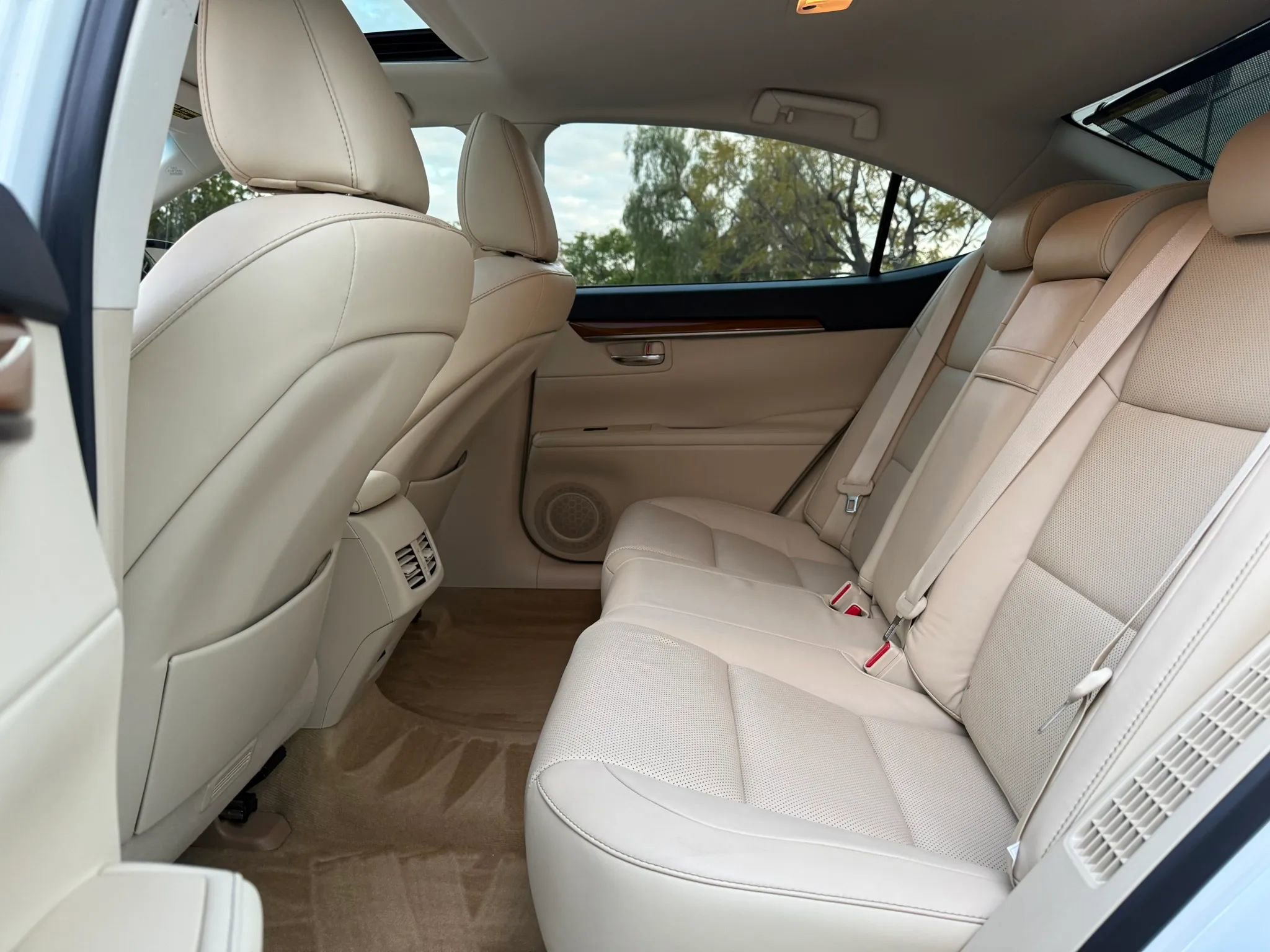 Used 2015 Lexus ES 300h w/ Navigation System Package FWD image 11