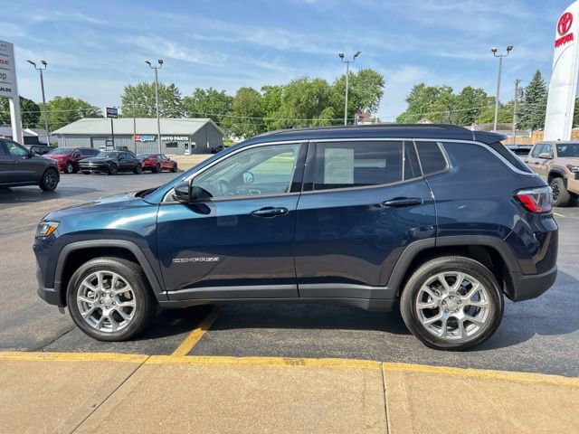 Used 2024 Jeep Compass Latitude w/ Sun and Sound Group AWD/4WD image 6