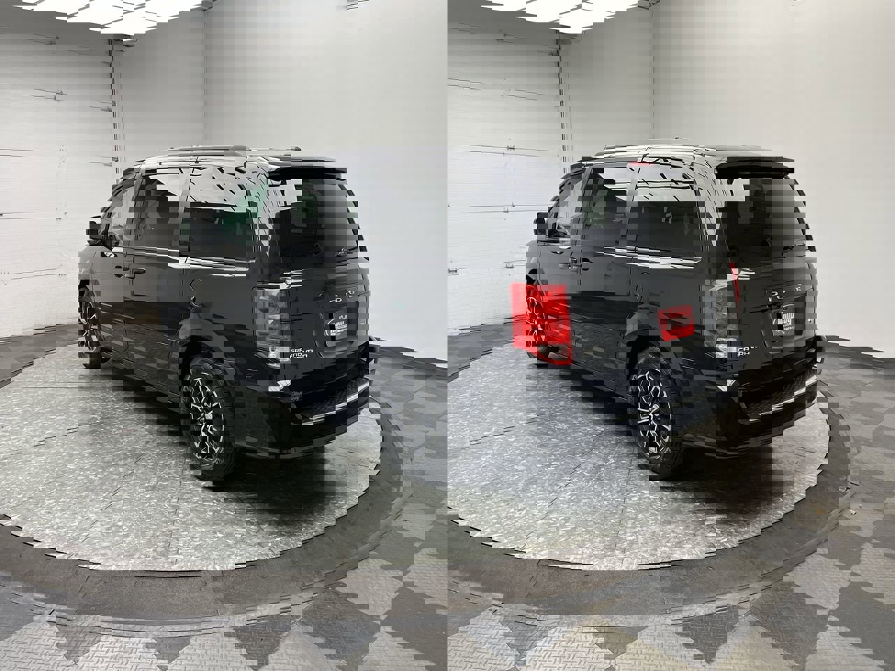 Used 2016 Dodge Grand Caravan R/T image 2