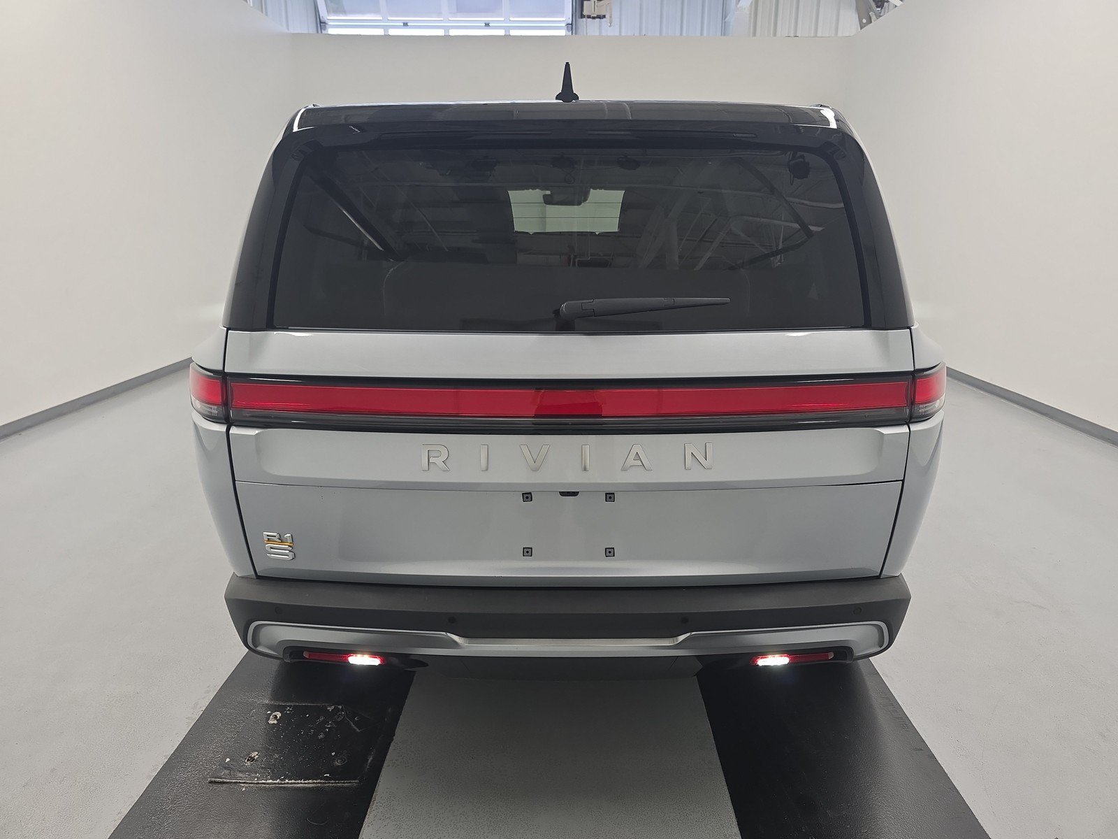 Used 2024 Rivian R1S Adventure AWD/4WD image 4