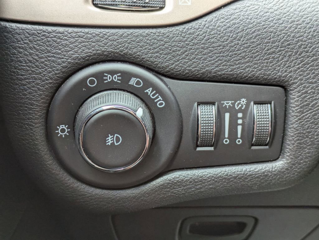 Used 2017 Jeep Cherokee Latitude w/ Comfort & Sound Group image 23