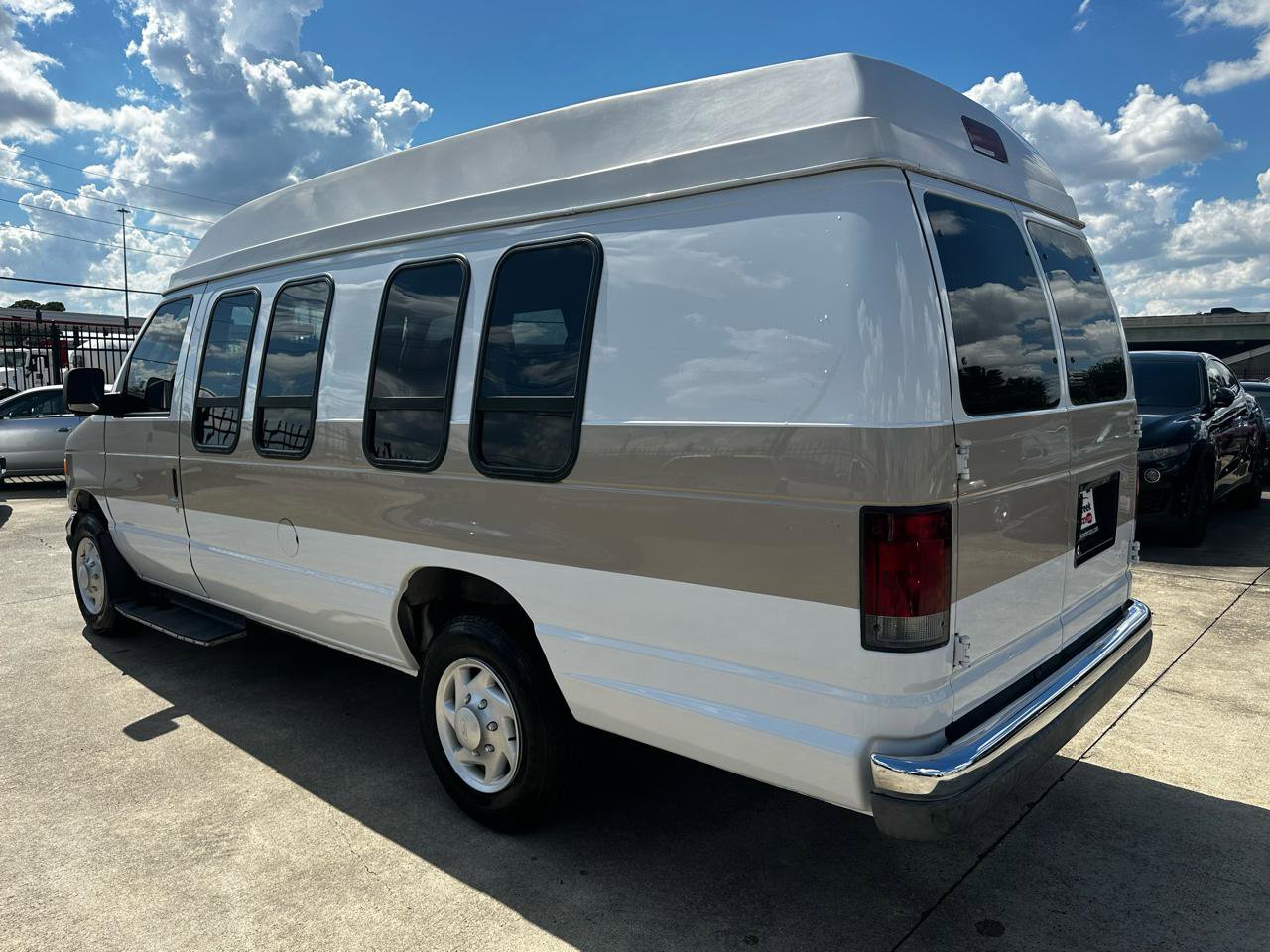 Used 2004 Ford E-250 and Econoline 250 Extended RWD image 3
