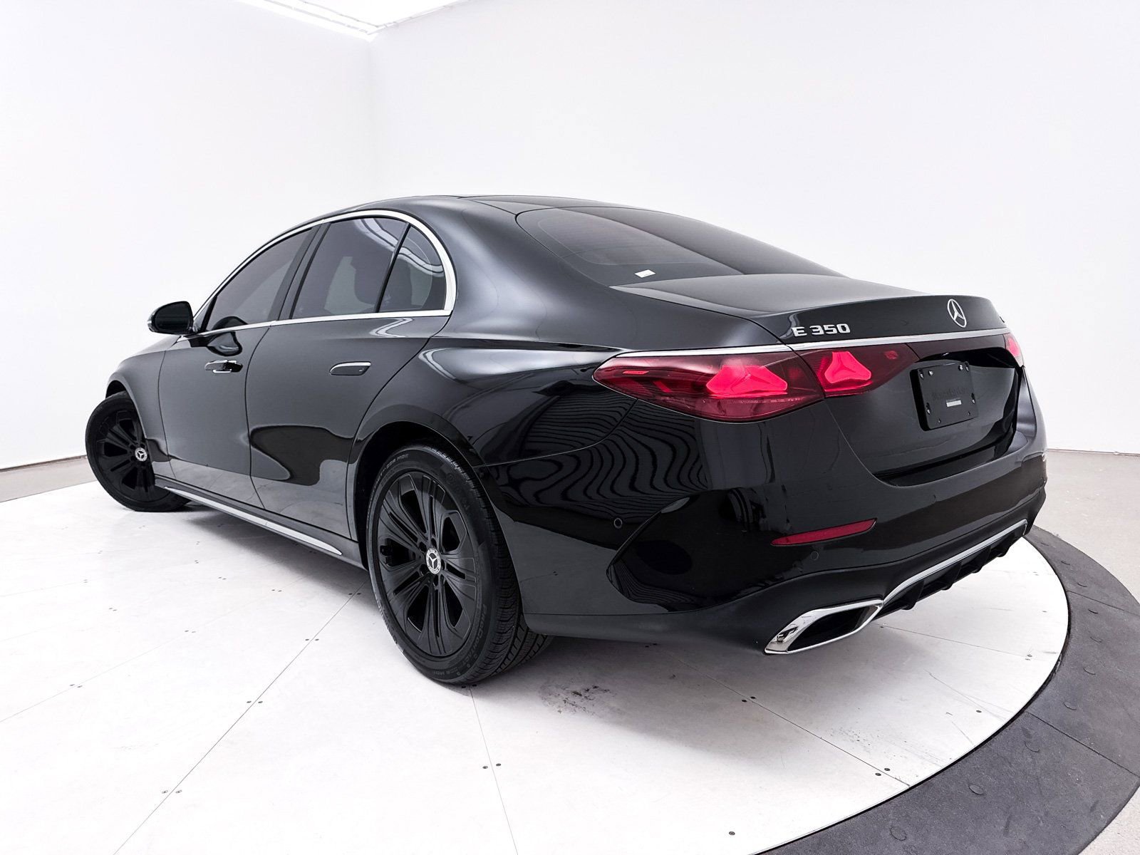 Used 2024 Mercedes-Benz E 350 4MATIC Sedan image 2