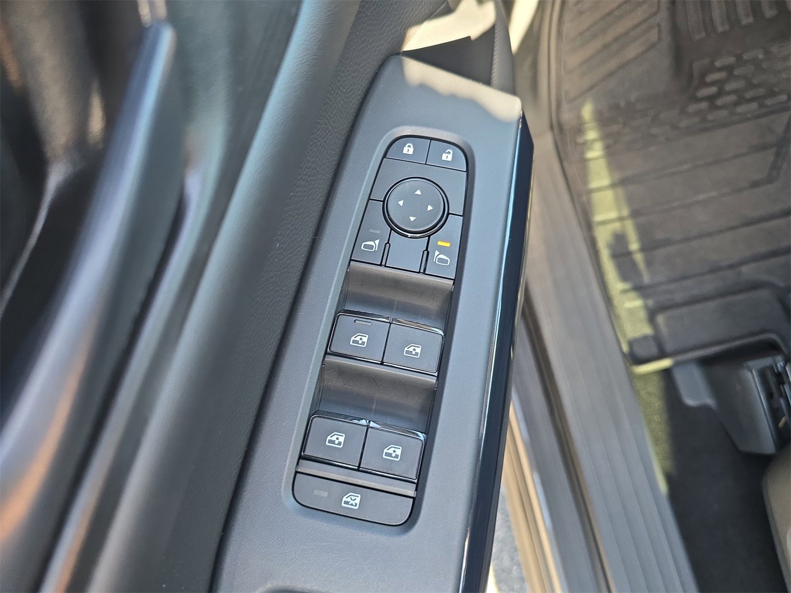 Used 2025 Nissan Pathfinder SV image 14