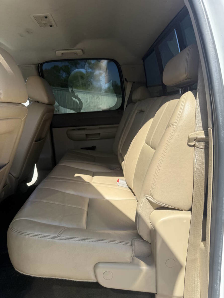 Used 2011 GMC Sierra 2500 SLE w/ SLE Preferred Package AWD/4WD image 13