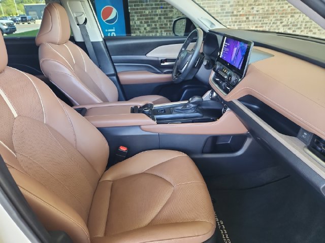 Used 2024 Toyota Grand Highlander AWD image 13