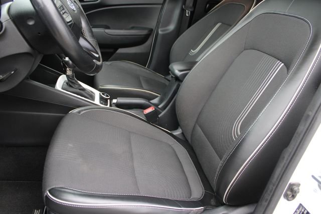 Used 2022 Hyundai Venue Limited image 28