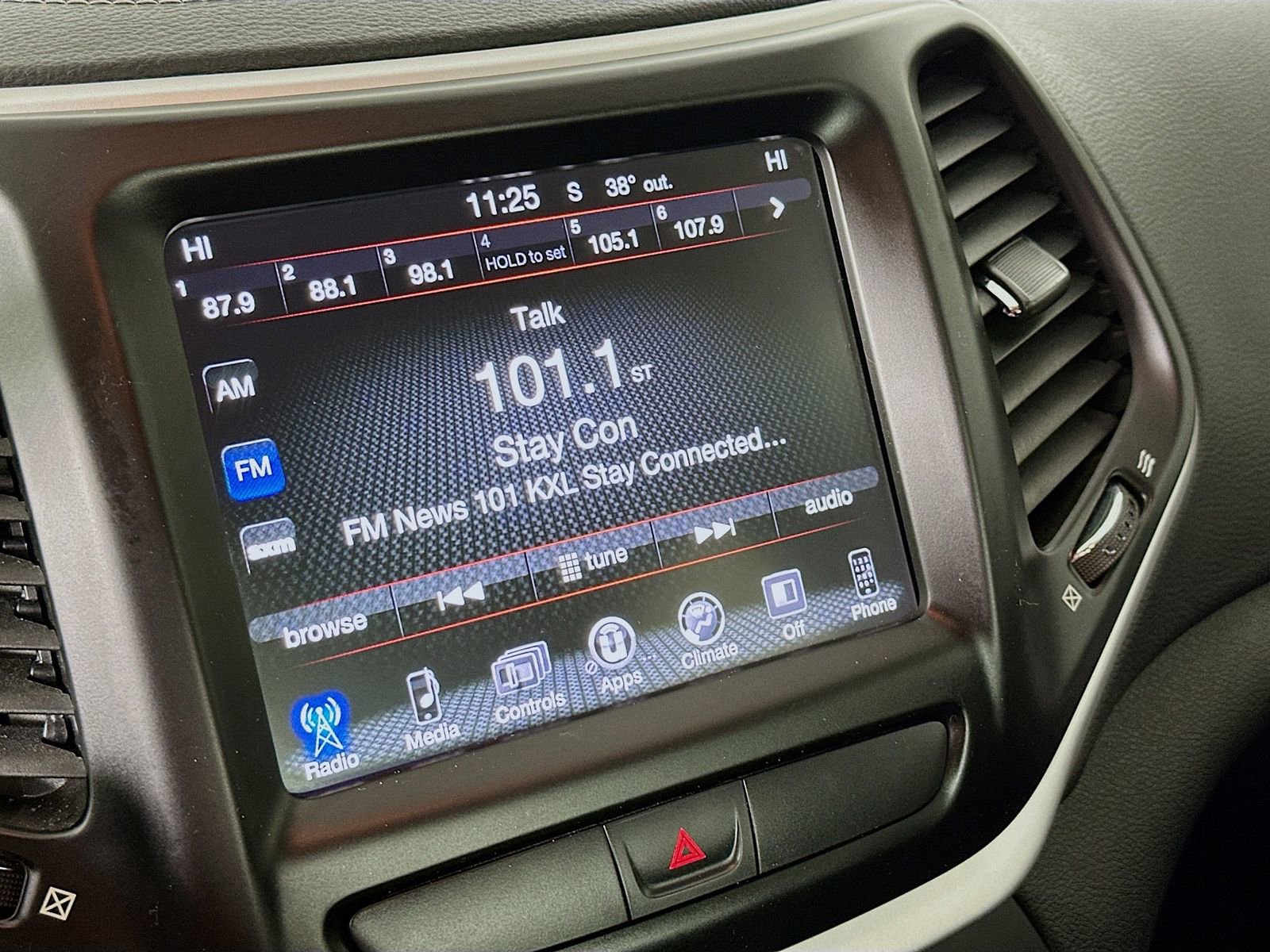 Used 2018 Jeep Cherokee Latitude Plus w/ Comfort/Convenience Group image 15