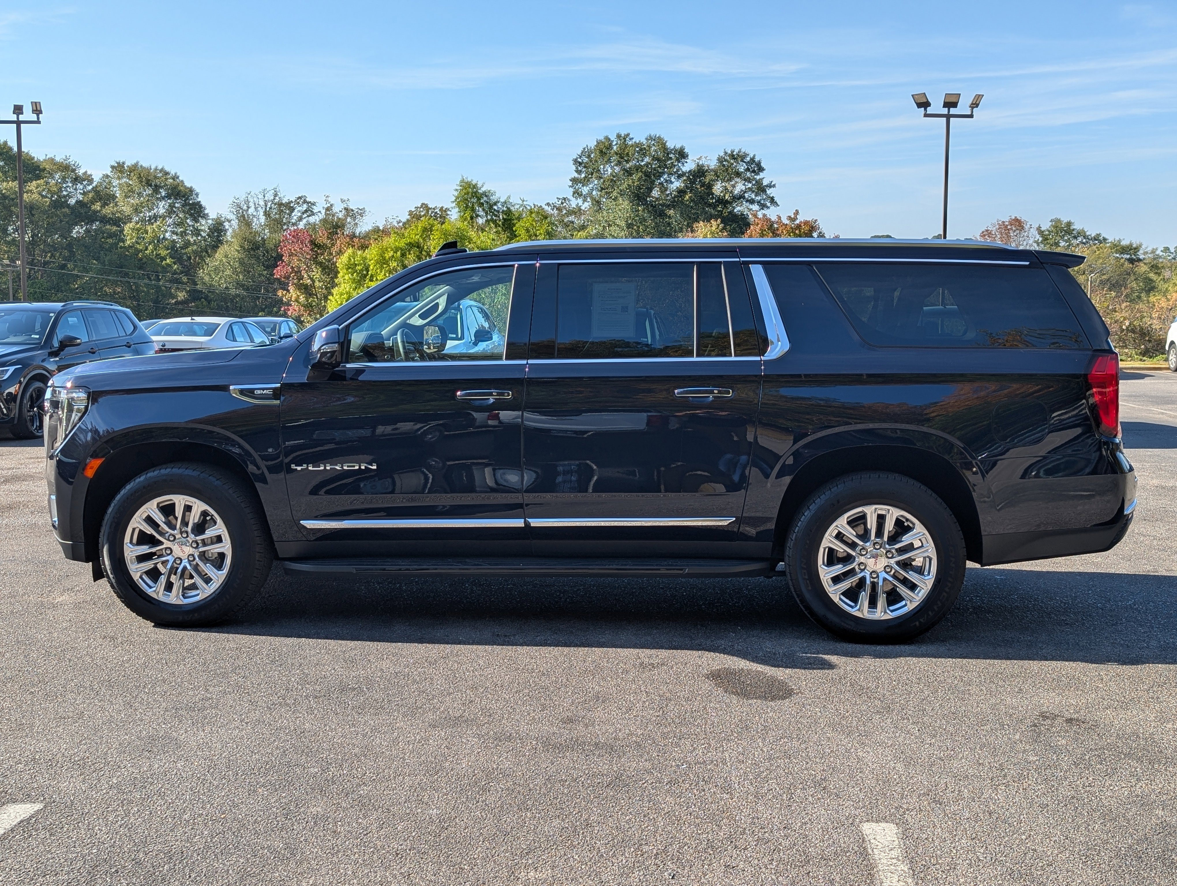 Used 2023 GMC Yukon XL SLT w/ SLT Luxury Package image 6