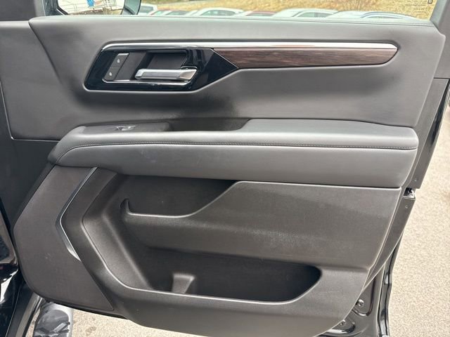 Used 2025 Chevrolet Suburban Z71 image 16