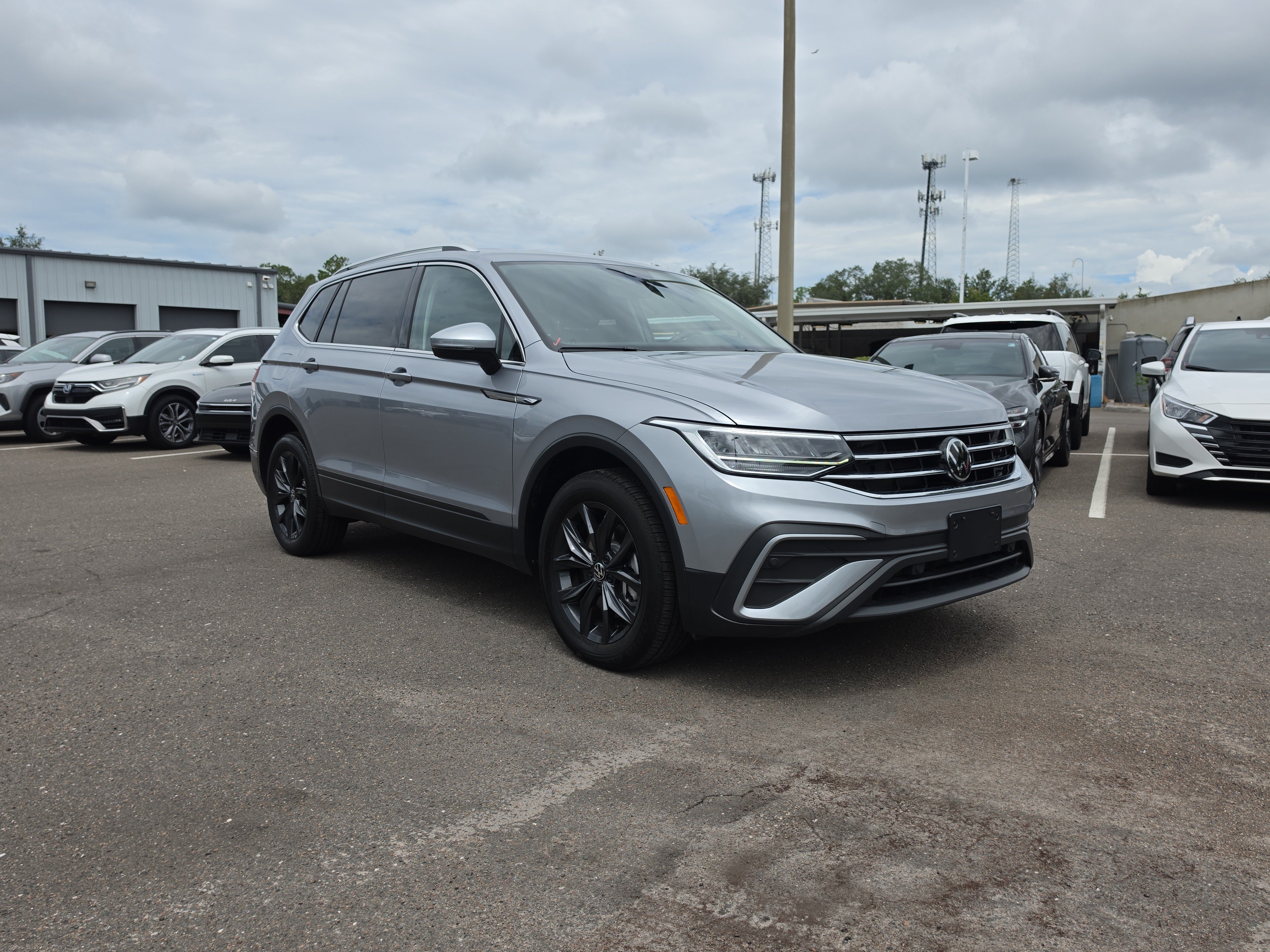 Used 2024 Volkswagen Tiguan SE FWD image 2