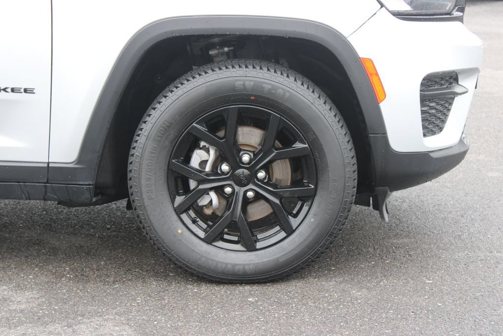 Used 2024 Jeep Grand Cherokee Altitude AWD/4WD image 12