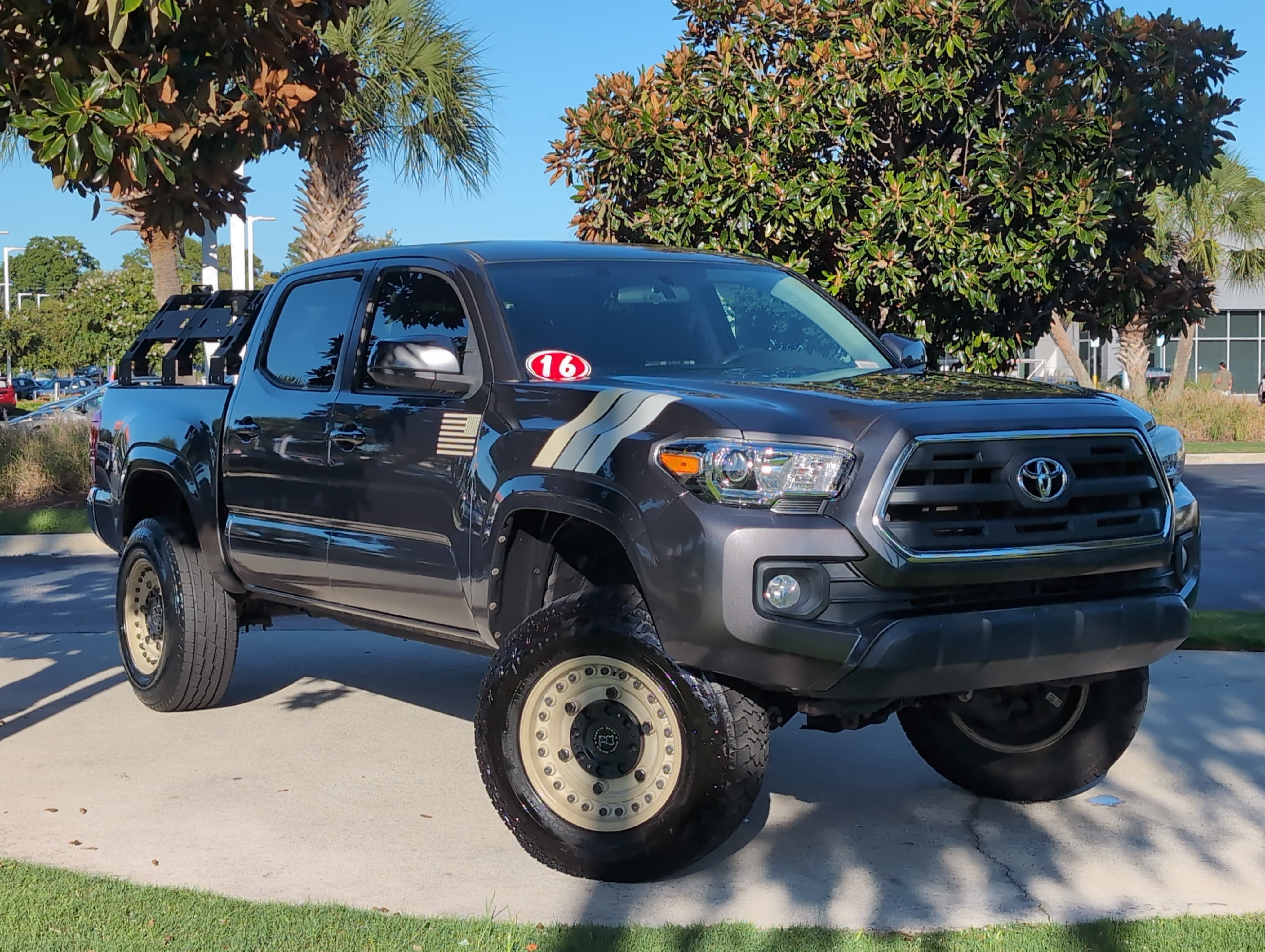 Used 2016 Toyota Tacoma SR5 w/ Towing Package RWD image 2