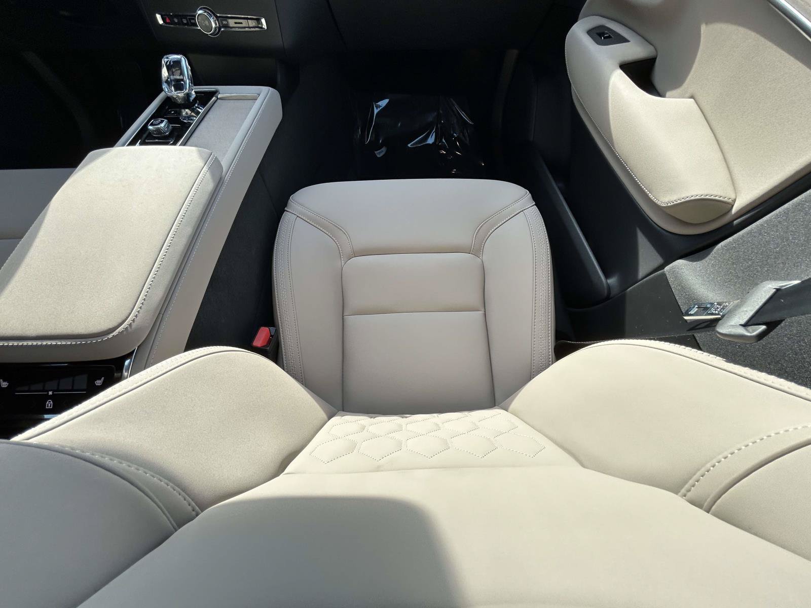 New 2026 Volvo XC90 T8 Plus w/ Protection Package Premier AWD/4WD image 16