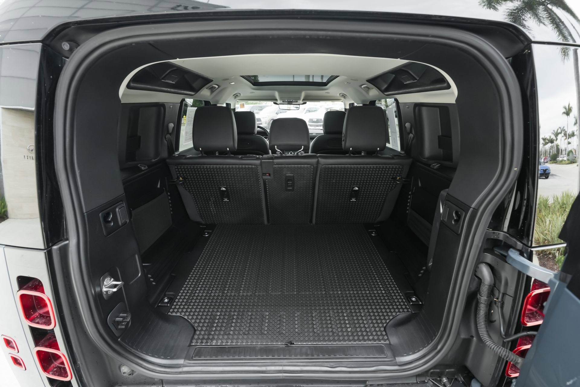 Used 2022 Land Rover Defender 110 SE image 41