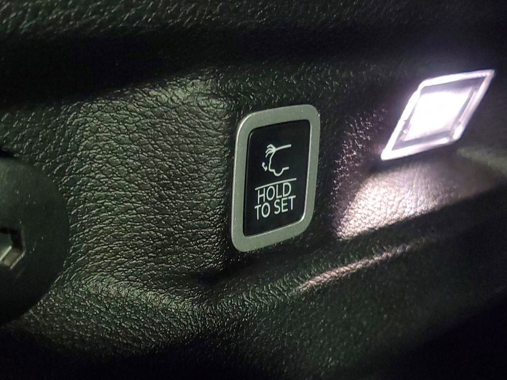 Used 2023 Jeep Grand Cherokee L Laredo image 9