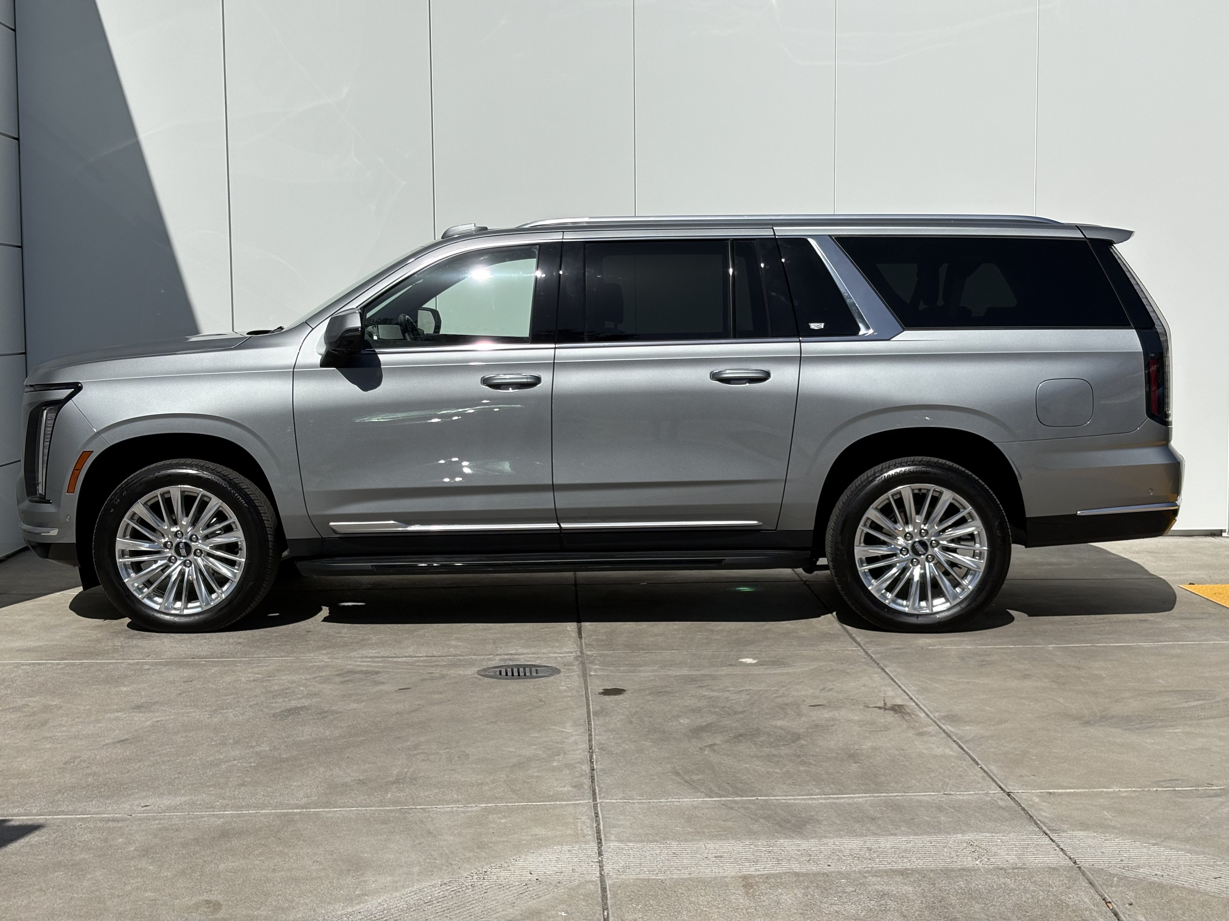 Certified 2025 Cadillac Escalade ESV Premium Luxury AWD/4WD image 4