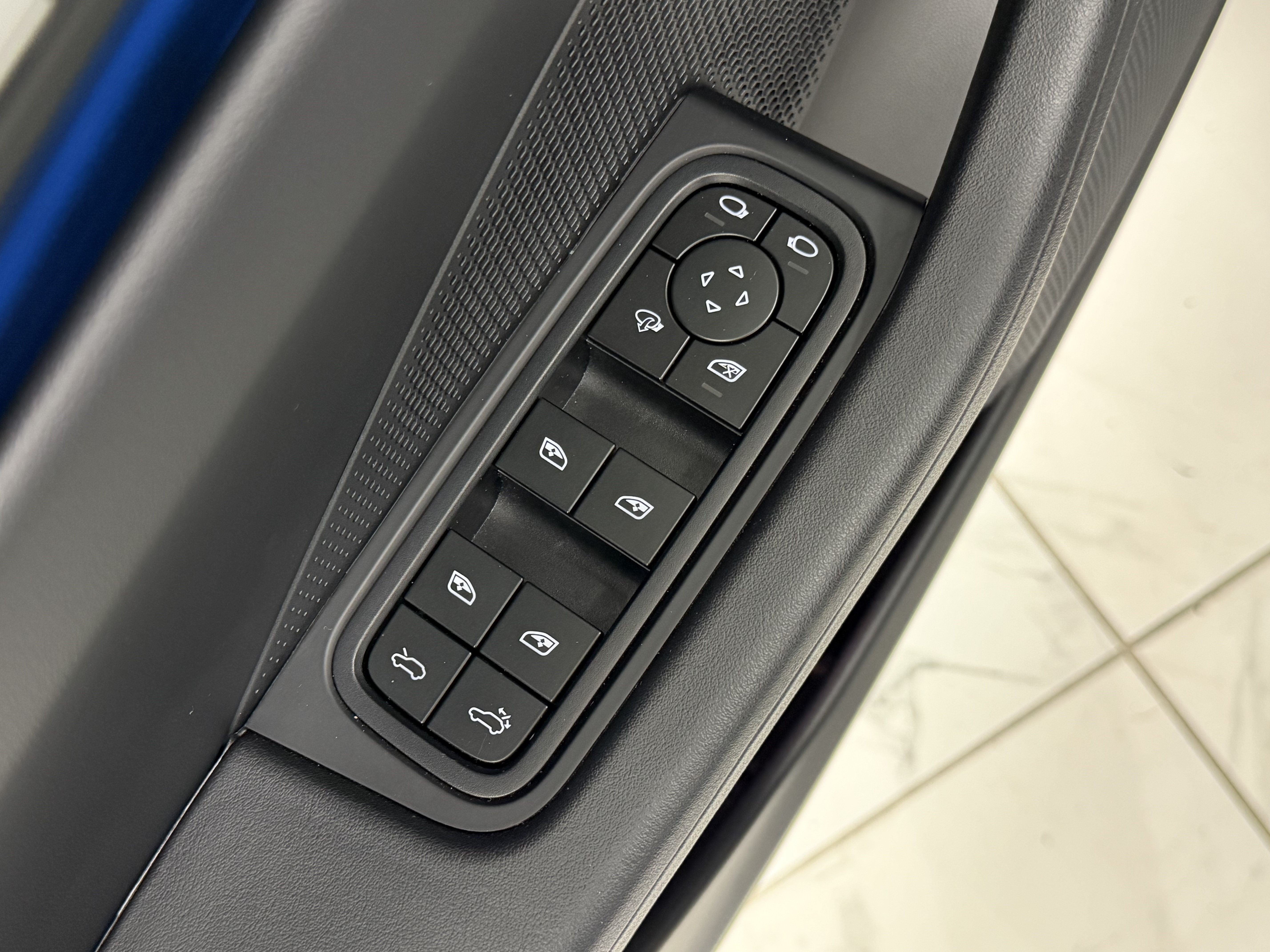 Certified 2025 Porsche Macan Electric RWD image 28