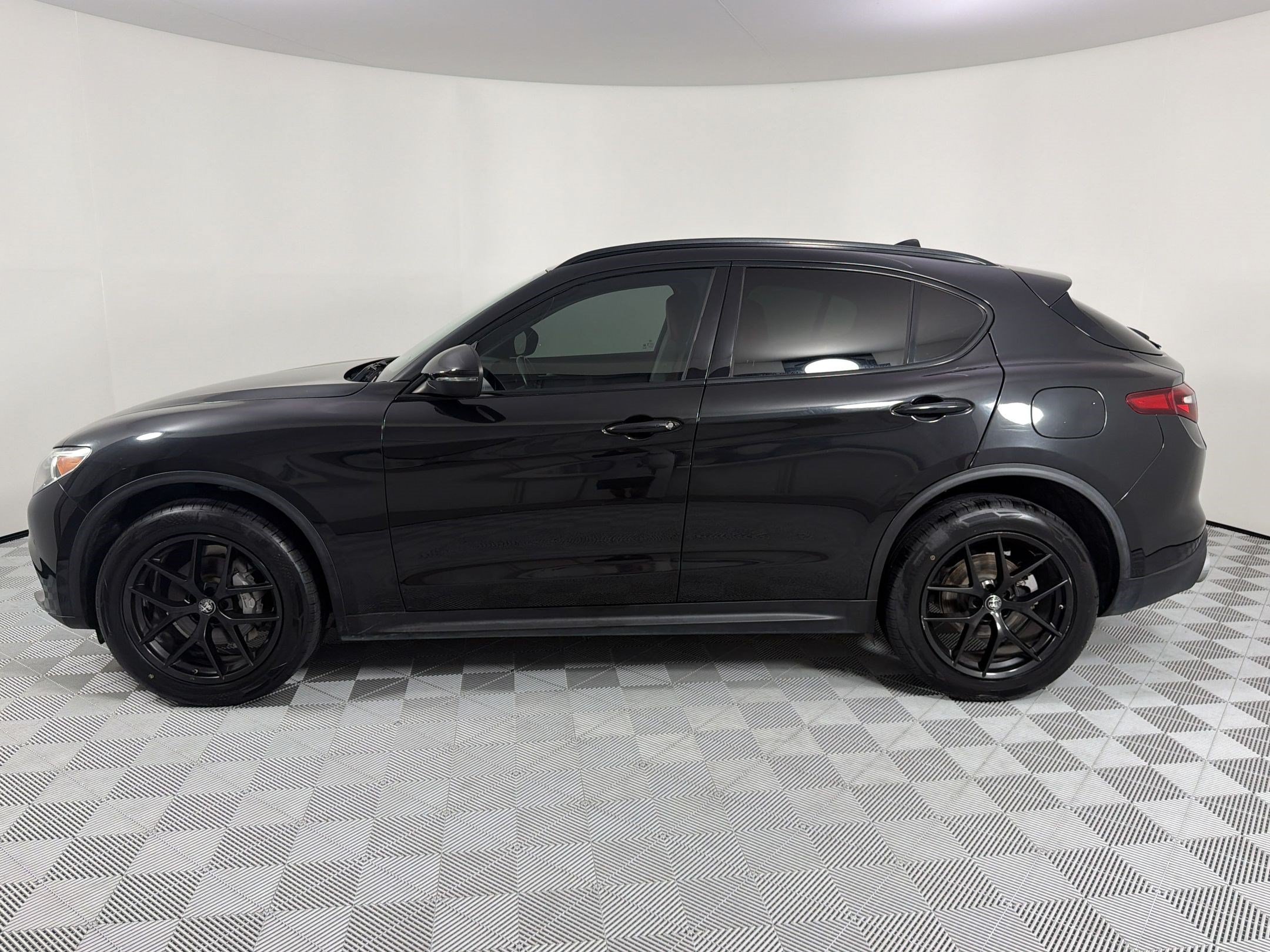 Used 2021 Alfa Romeo Stelvio Sprint w/ Nero Edizione RWD image 2