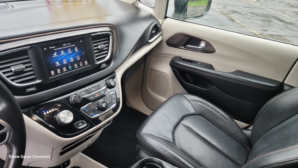 Used 2018 Chrysler Pacifica Touring-L FWD image 23