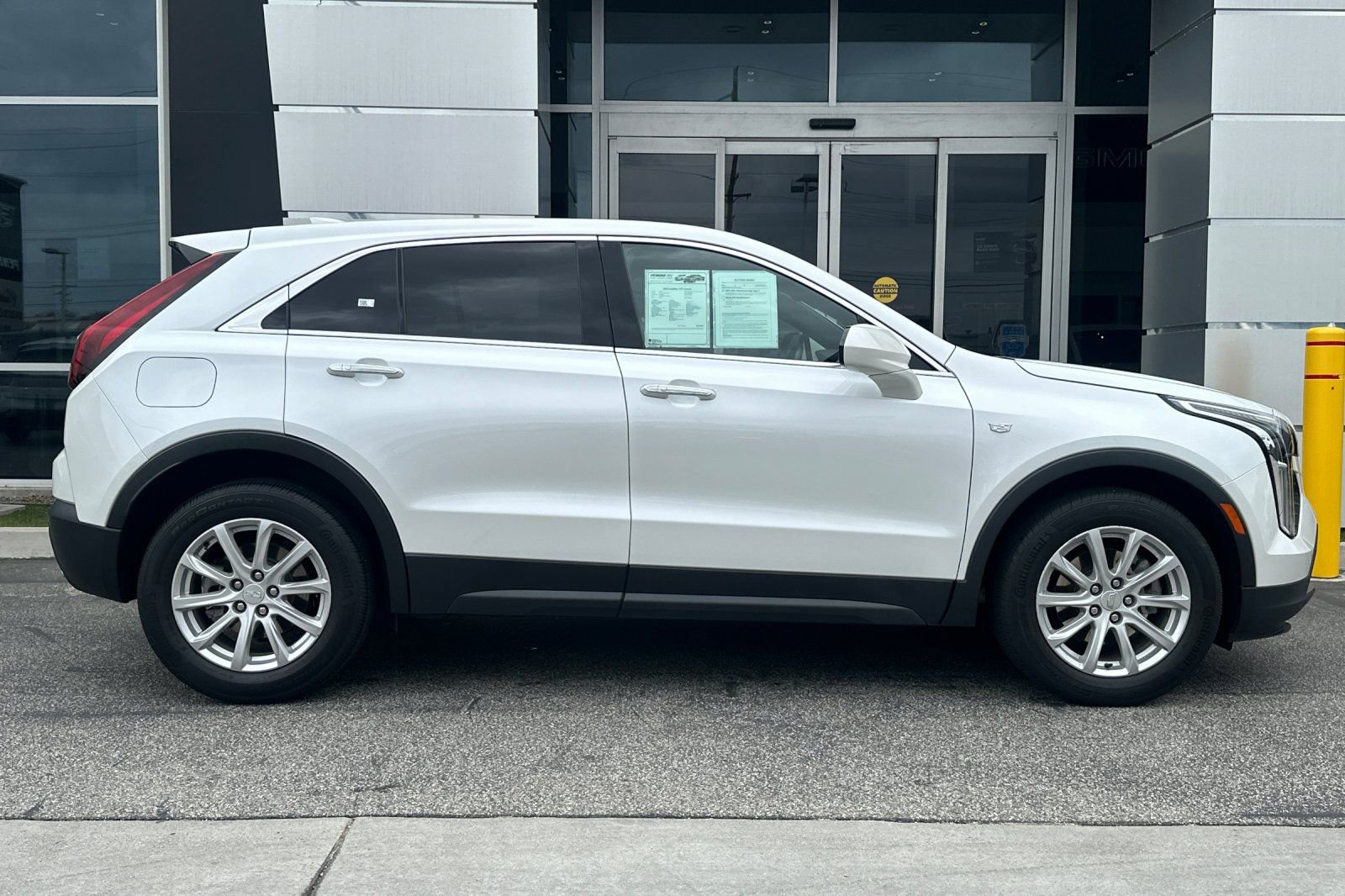 Used 2023 Cadillac XT4 Luxury w/ Cold Weather Package image 3
