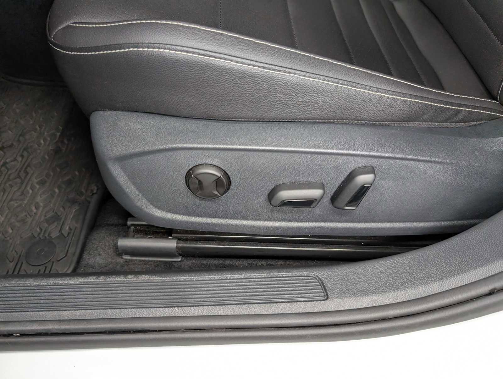 Used 2024 Volkswagen Jetta SE image 36