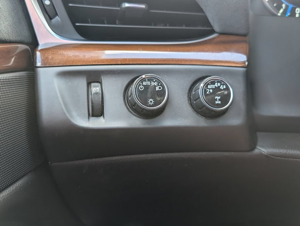 Certified 2020 Cadillac Escalade Luxury w/ Escalade Sport Edition AWD/4WD image 35