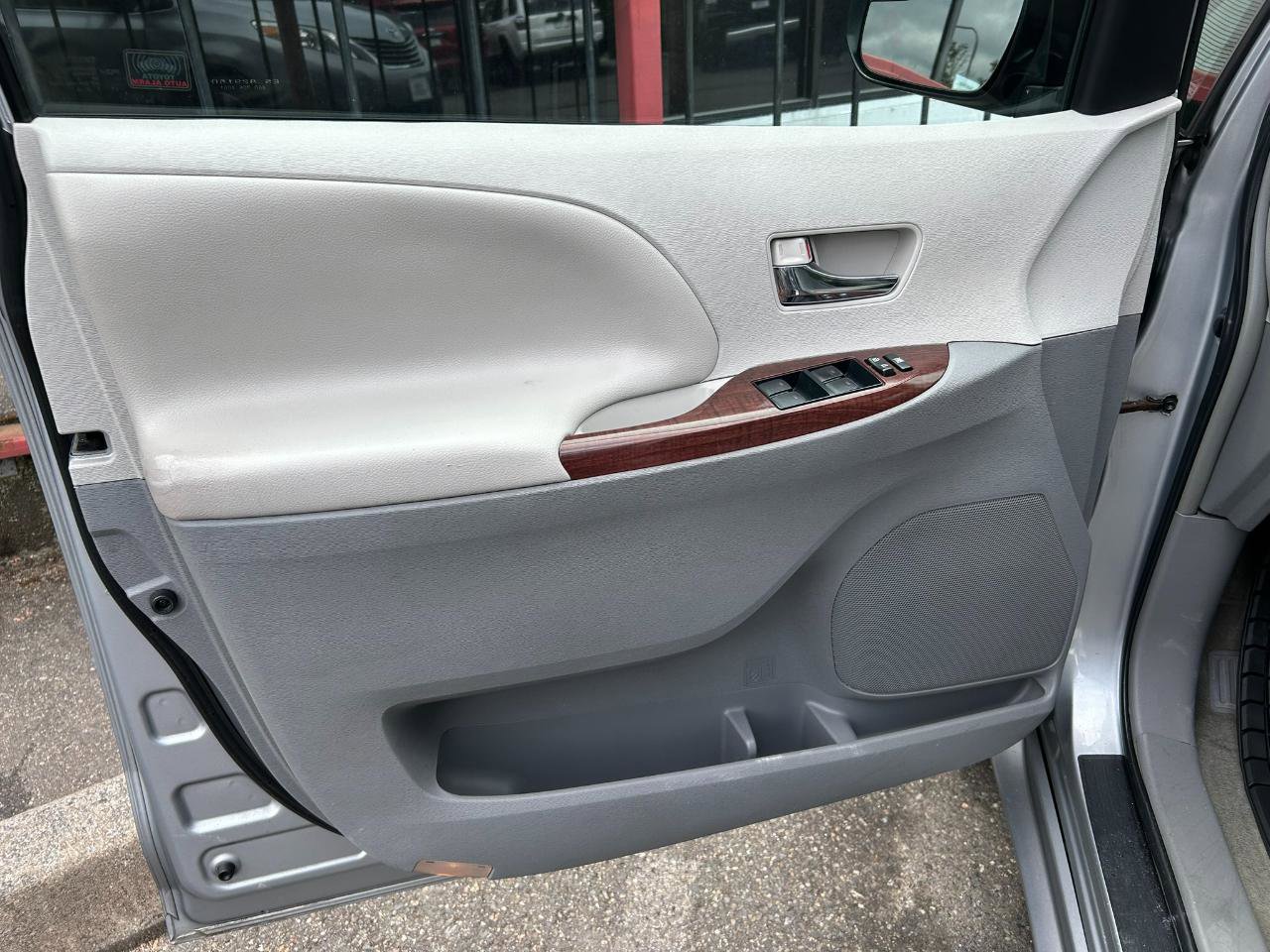 Used 2014 Toyota Sienna XLE AWD/4WD image 13