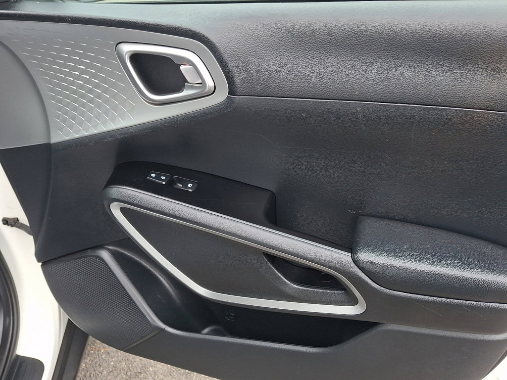 Used 2021 Kia Soul LX image 10