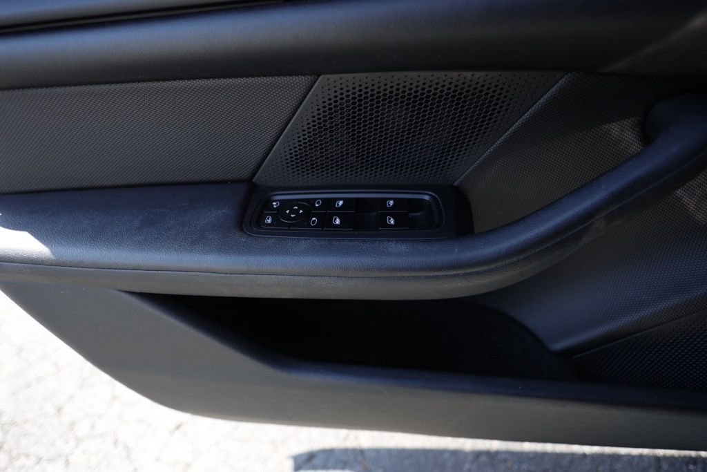 Used 2021 Porsche Taycan image 10