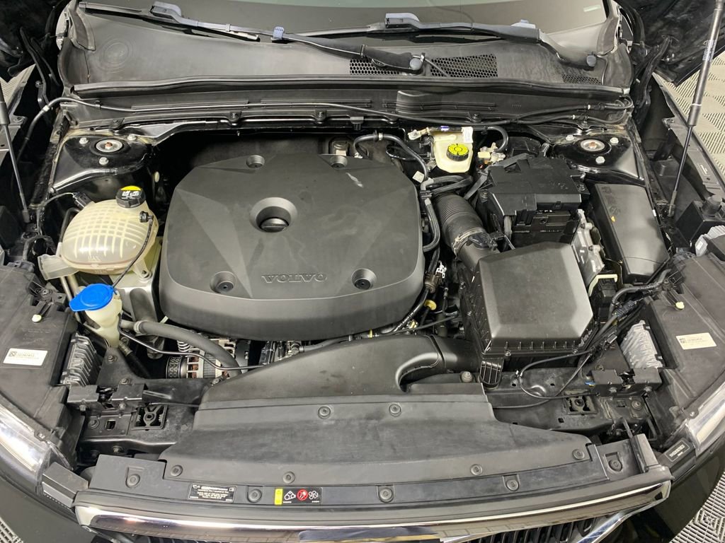 Used 2022 Volvo XC40 T5 Momentum image 11