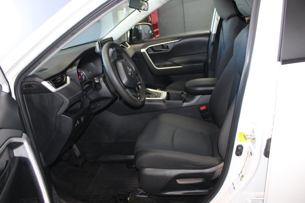 Used 2022 Toyota RAV4 LE AWD/4WD image 8