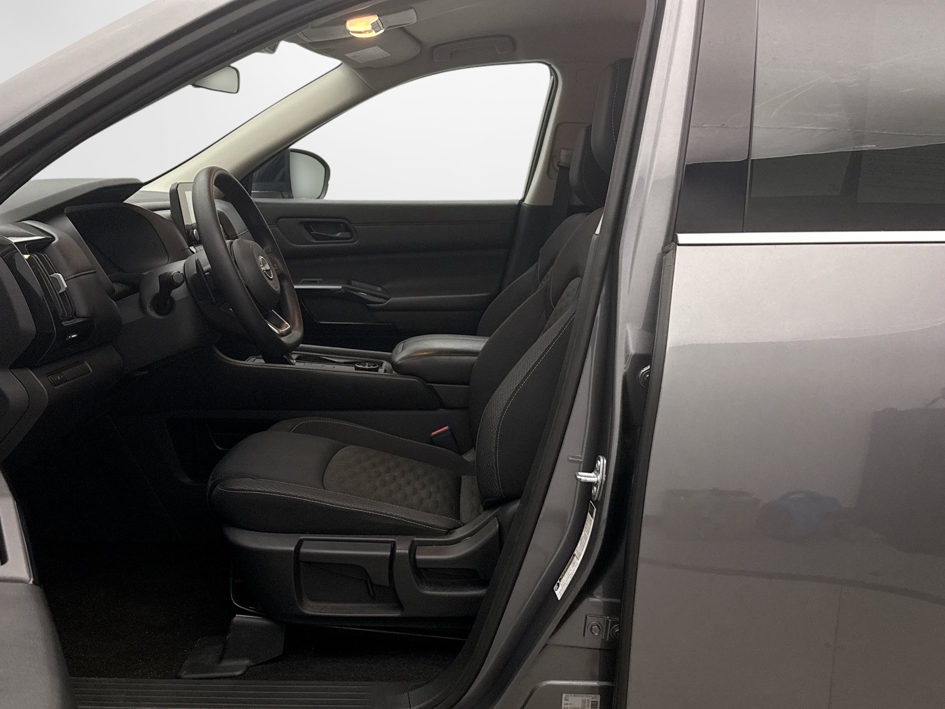 Used 2024 Nissan Pathfinder S AWD/4WD image 8