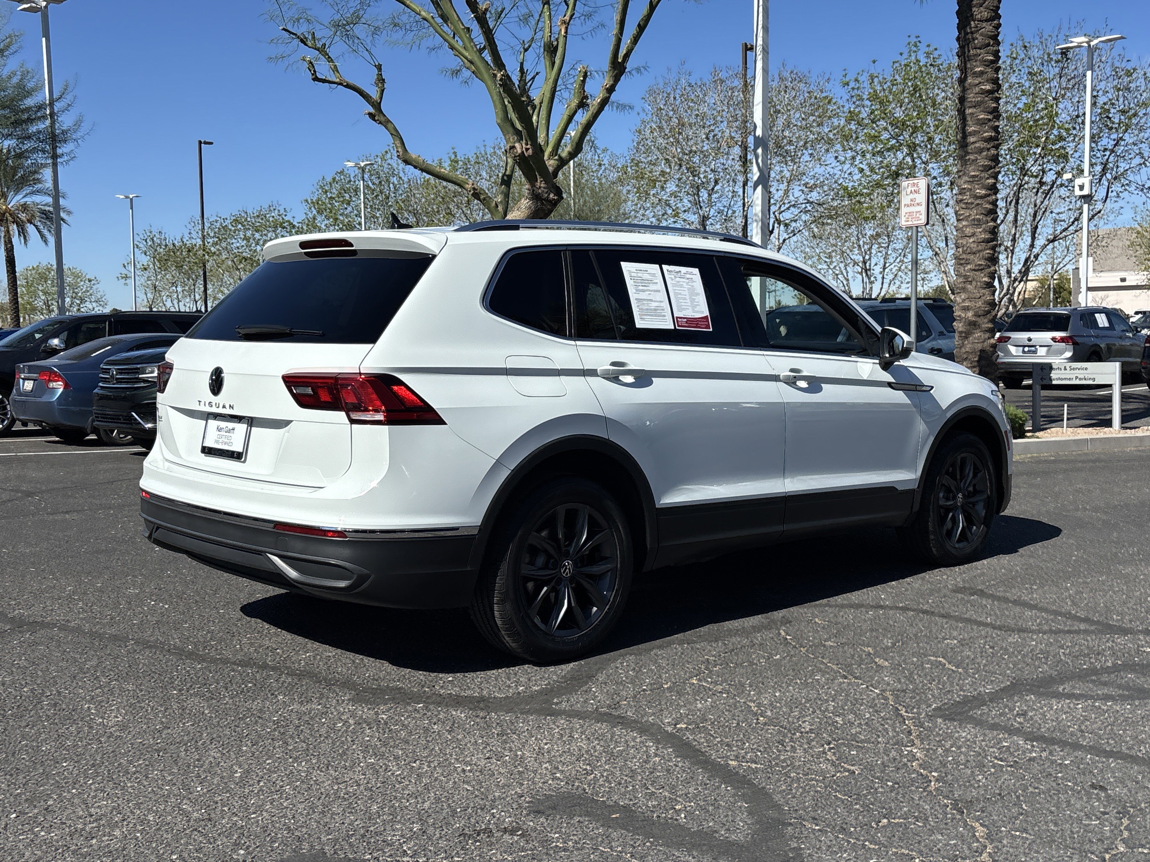 Used 2022 Volkswagen Tiguan SE w/ Panoramic Sunroof Package image 4