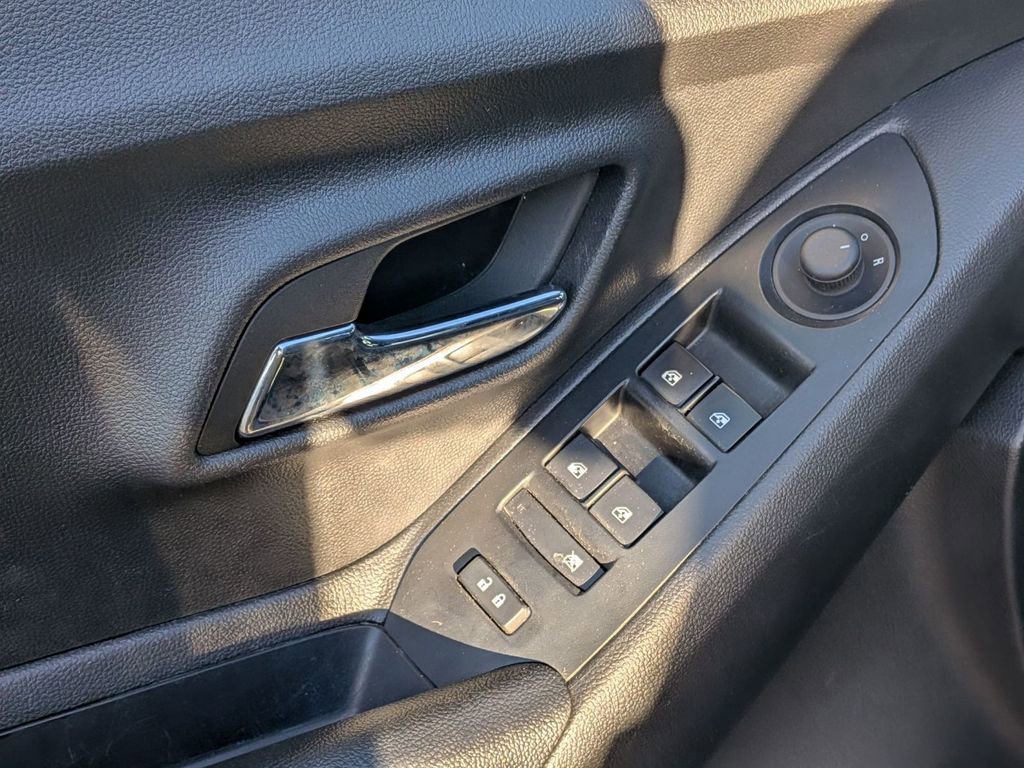 Used 2022 Chevrolet Trax LT w/ LT Convenience Package image 14