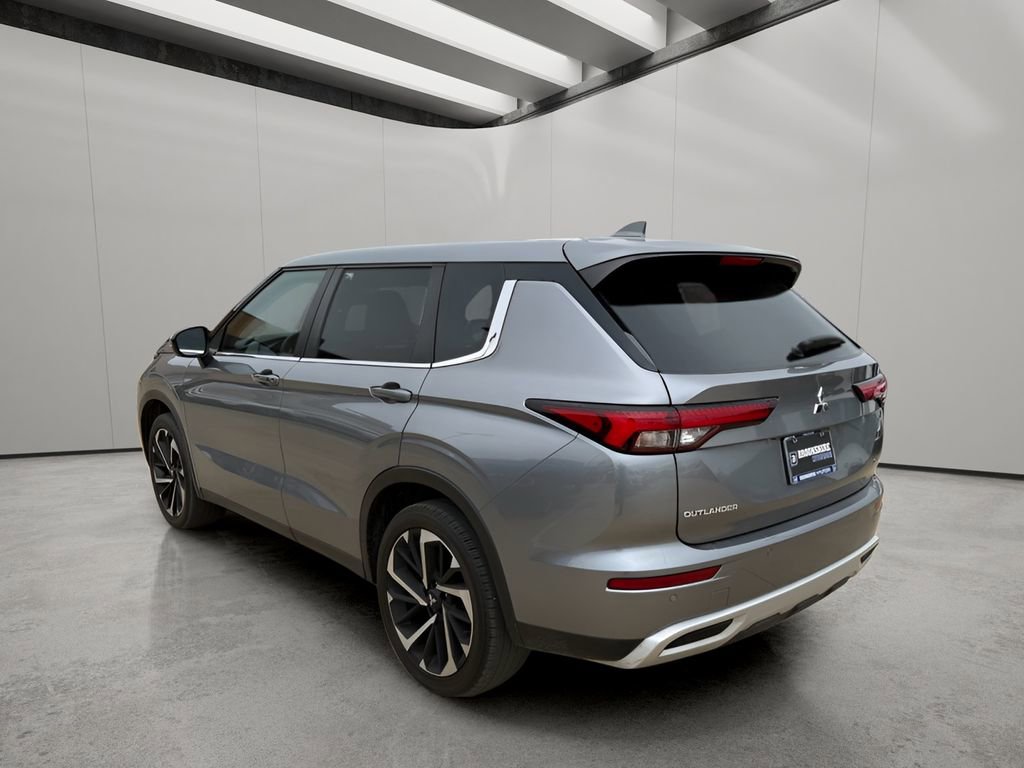 Used 2024 Mitsubishi Outlander SE image 3