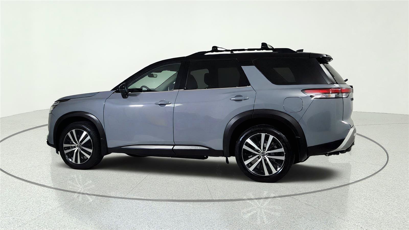 Used 2024 Nissan Pathfinder Platinum w/ Black Appearance Package AWD/4WD image 4