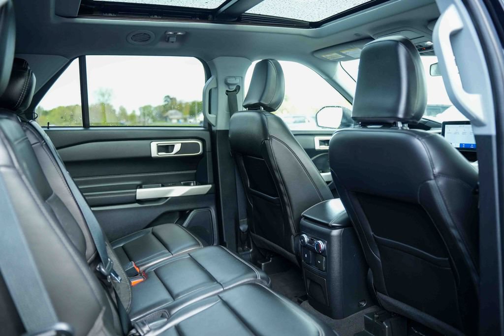 Used 2022 Ford Explorer XLT w/ Equipment Group 202A AWD/4WD image 22