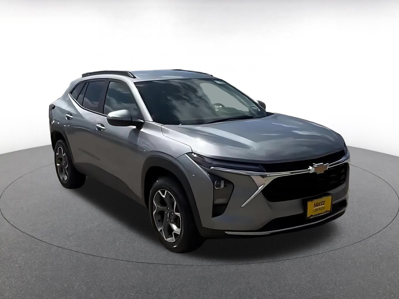 Used 2025 Chevrolet Trax LT FWD image 3
